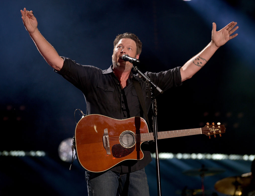 Video Blake Shelton Falls Onstage 