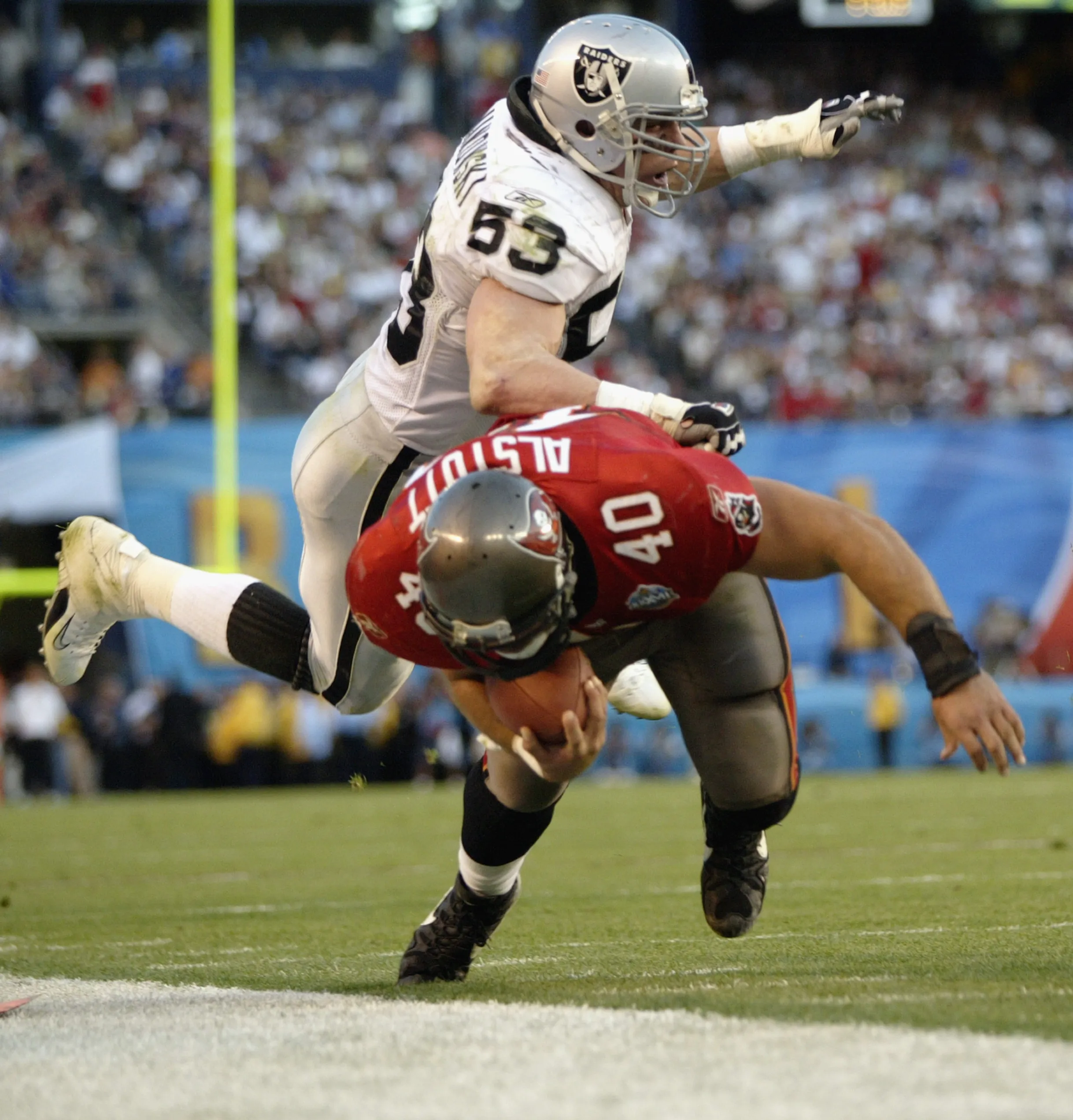 Mike Alstott carries the ball